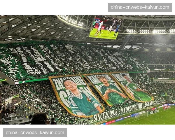 场边镜头：伯纳乌南看台为即将退役的克罗斯巨幅Tifo